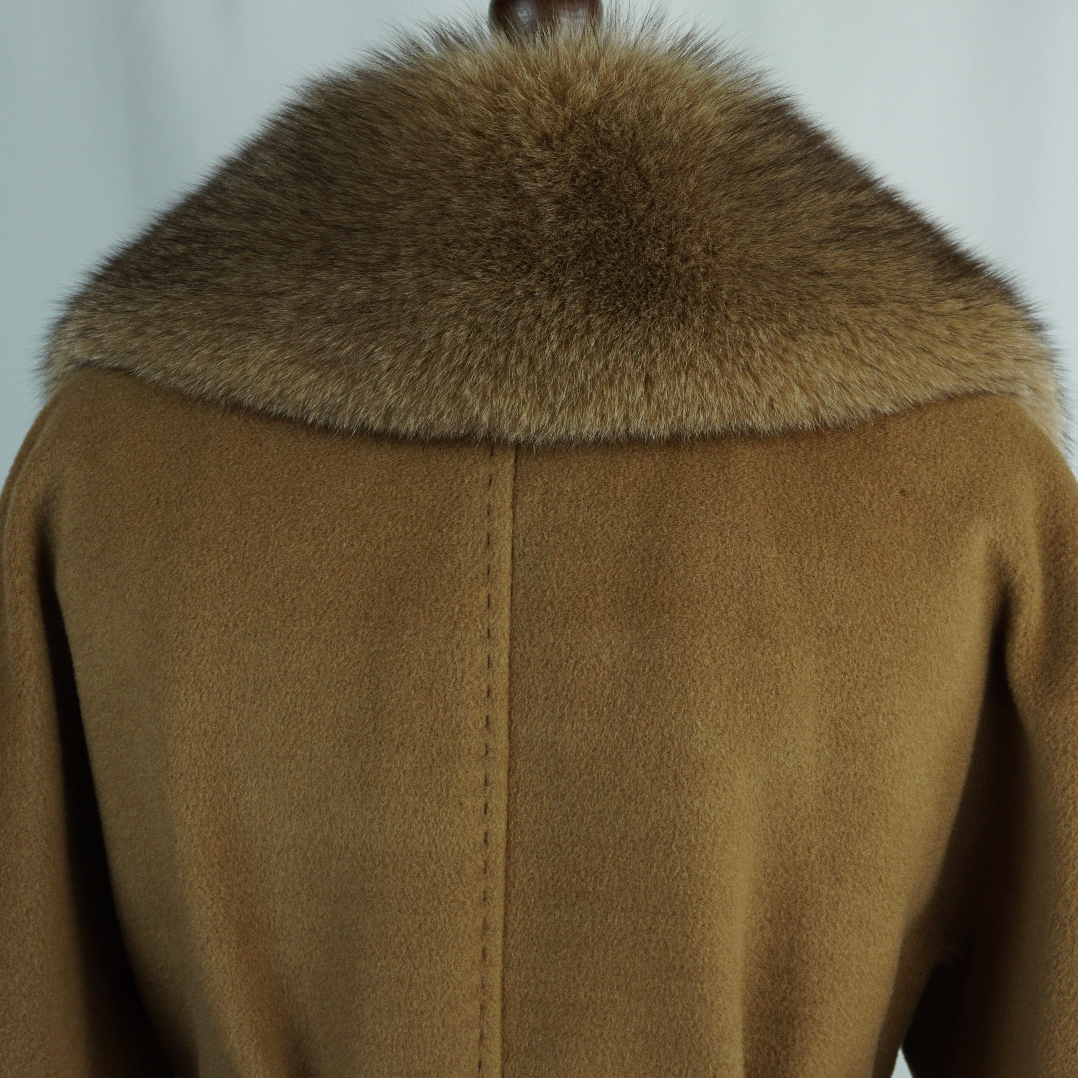 Wollmantel mit Pelzkragen 46