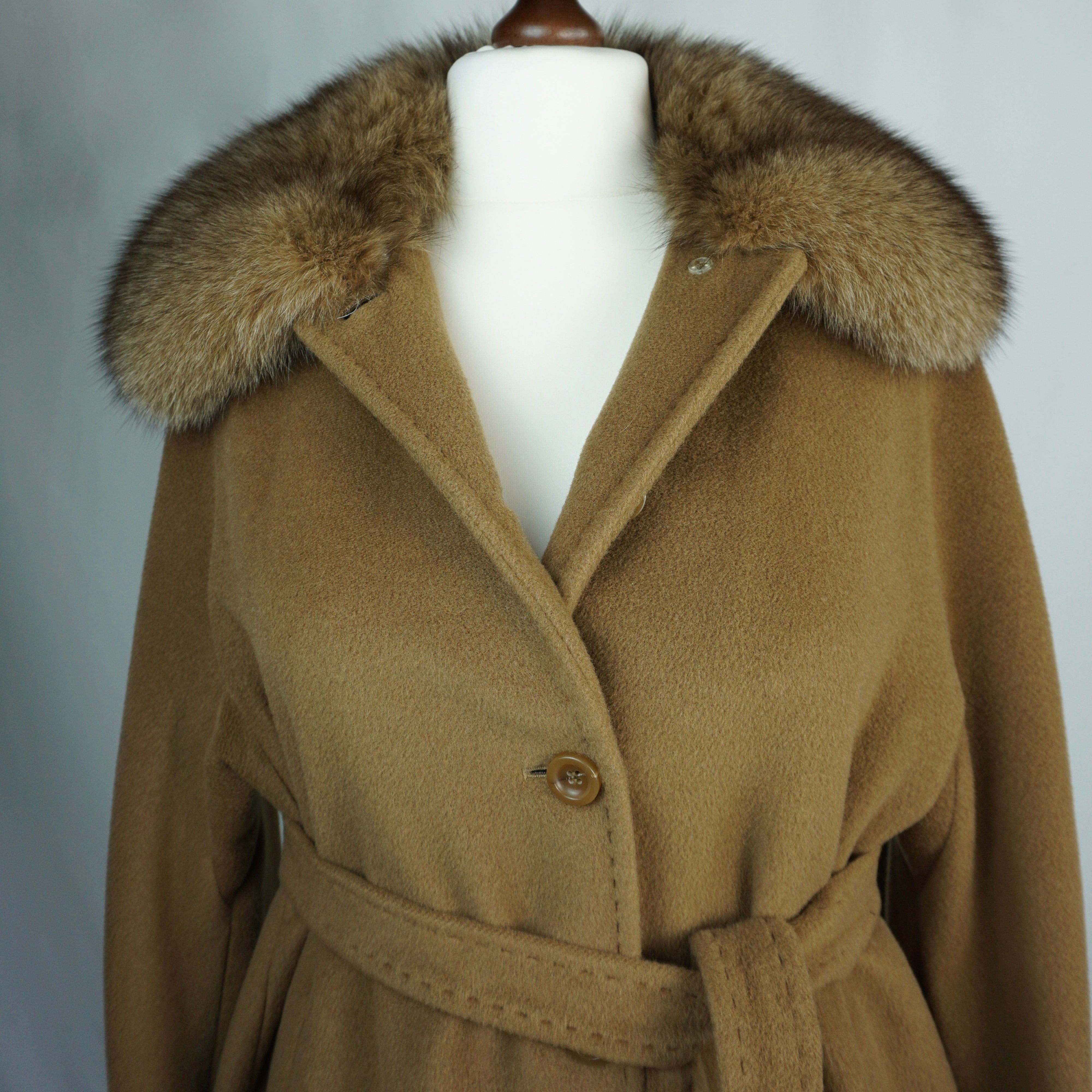 Wollmantel mit Pelzkragen 46