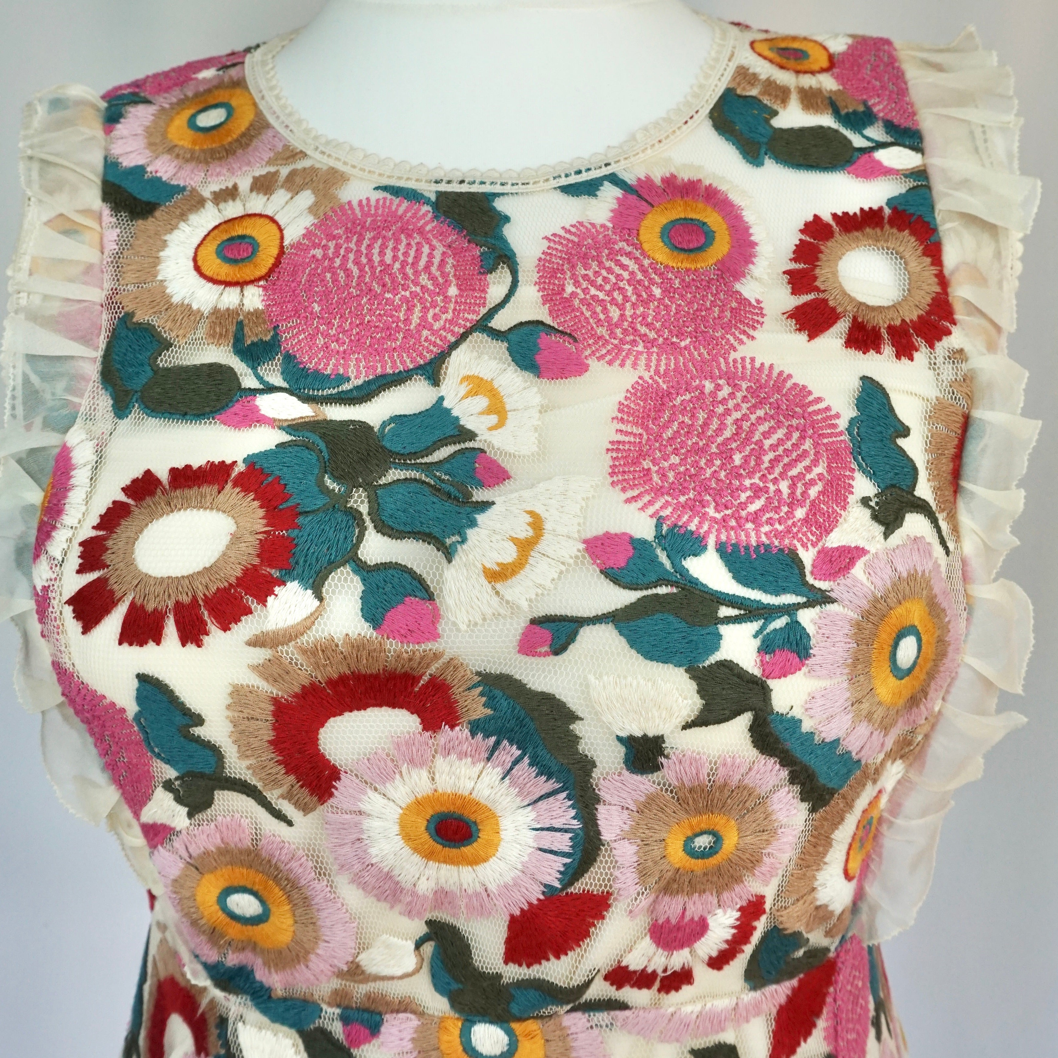 Blumenbesticktes Tüllkleid  42