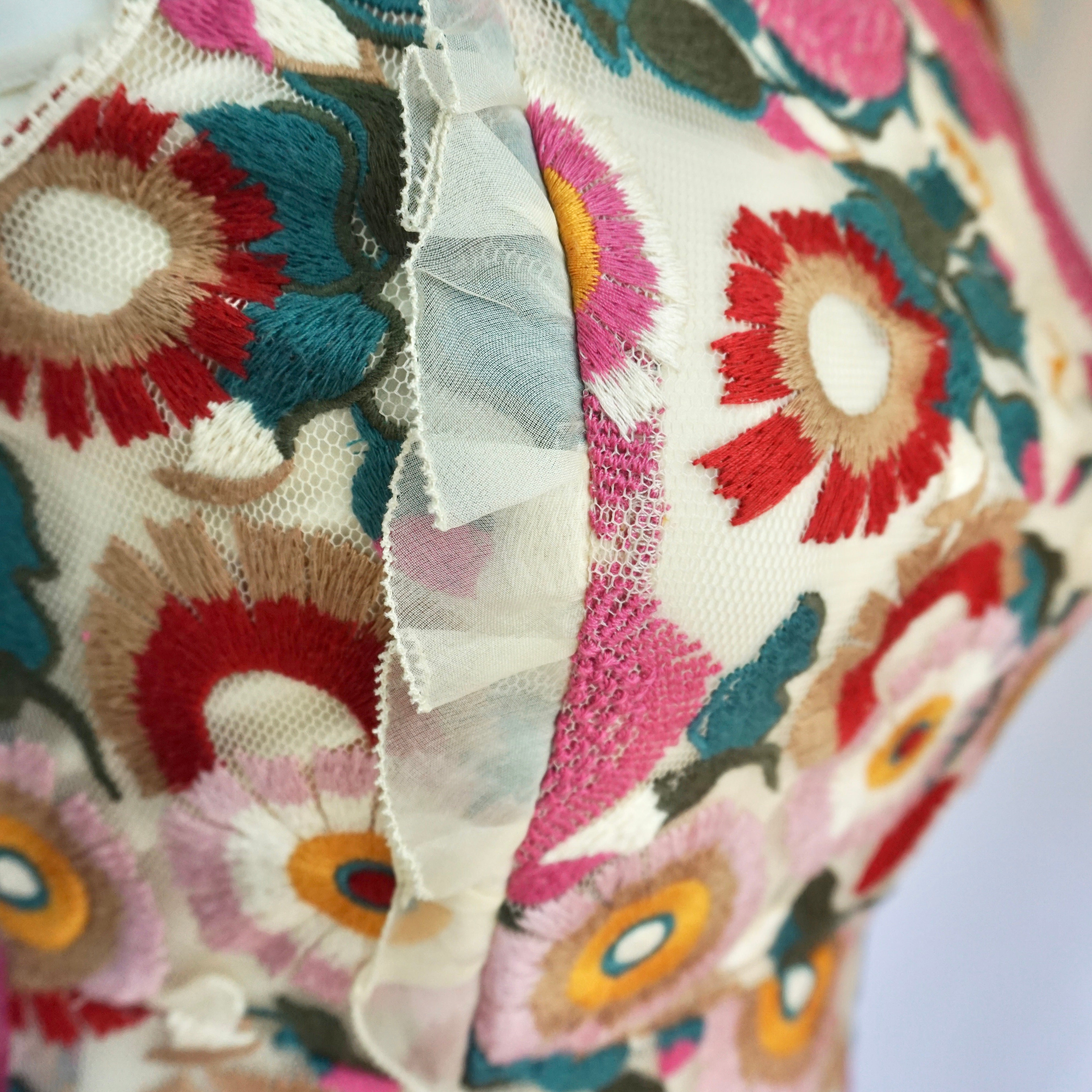 Blumenbesticktes Tüllkleid  42